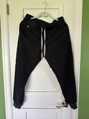 FIGS women’s Zamora scrub pants